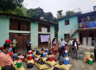 बझाङका पहिरो पीडितलाई सुदुरपश्चिमेली नेपाली समाजको राहत