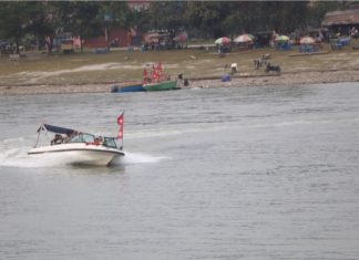 नारायणीमा डुंगा पल्टिदा तीनको मृत्यु