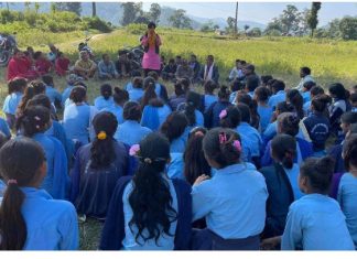 एमाले उम्मेदवार कोमल वलीको चुनावी भेलामा विद्यार्थी