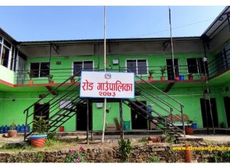 अभिभावक पढाउँदै रोङ गाउँपालिका