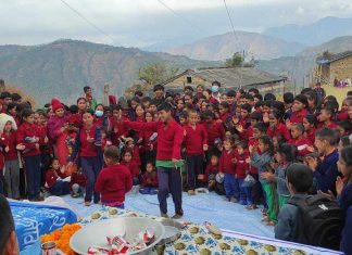 चार्टर्ड एकाउन्टेन्ट्स संघद्धारा रुकुम त्रिवेणी-७ का ६७५ विद्यार्थीलाई न्यानो कपडा वितरण