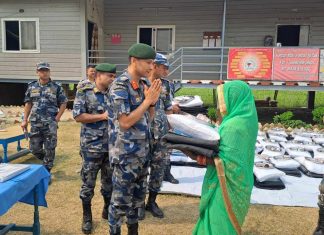 सर्लाहीका अग्नि पीडितलाई सशस्त्र प्रहरीको राहत वितरण