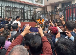 वडा कार्यालयको प्राङ्गणमा स्वर्गीय रिजालको शालिक