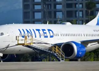 धावनमार्गमा युनाइटेड एयरलाइन्सको विमानमा आगलागी
