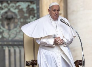 पोप फ्रान्सिसमाथि समलिङ्गी बारे अभद्र टिप्पणी गरेको आरोप