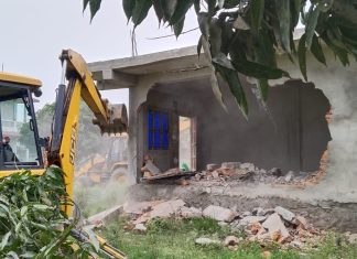 करोडौंको जग्गा हड्पेर बनाइएको घरमा वन कार्यालयले चलायो डोजर