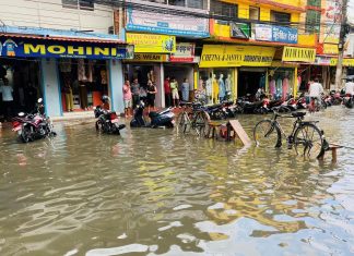 भैरहवा बैंकरोडका अधिकांस पसलमा पानी पस्यो फाेटाेफिचर