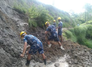 मनोहरा खोलाले कटान गरेको ठाउँमा अस्थायी तटबन्ध, अवरुद्ध बाटो खुलाईयो