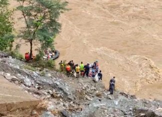 पहिरोले बगाएका दुई बस त्रिशूलीमा खसे, खोजी कार्य जारी