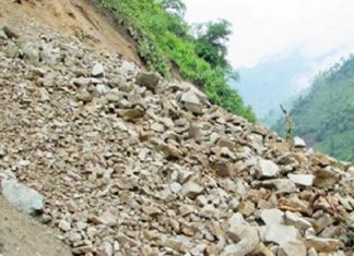 धादिङको मलेखुमा सुख्खा पहिरो: सडक पूर्णरुपमा अवरुद्ध, राति पन्छाउन नसकिने