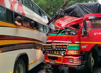 सिमलतालमा भारतीय बस र ट्रक ठोक्किए