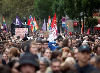 फ्रान्समा नयाँ प्रधानमन्त्रीको नियुक्तिको विरोध, हजारौं मानिस सडकमा