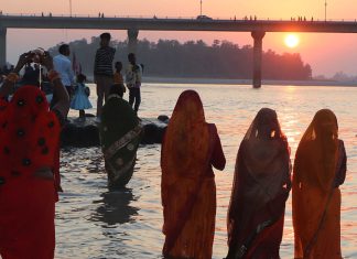 उदाउँदो सूर्यलाई अर्घ दिँदै छठ पर्व सम्पन्न गरिदै