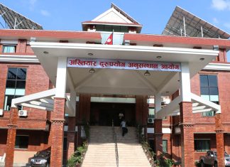 २५ हजार घुससहित नेपाल प्रहरीका सई पक्राउ