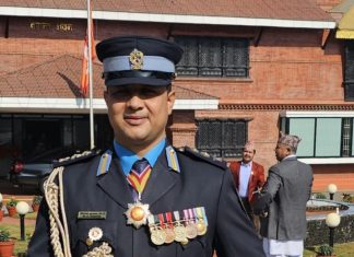 झापाका एसपी मिलन केसीलाई सशस्त्रका आइजी अर्यालले गरे सम्मान