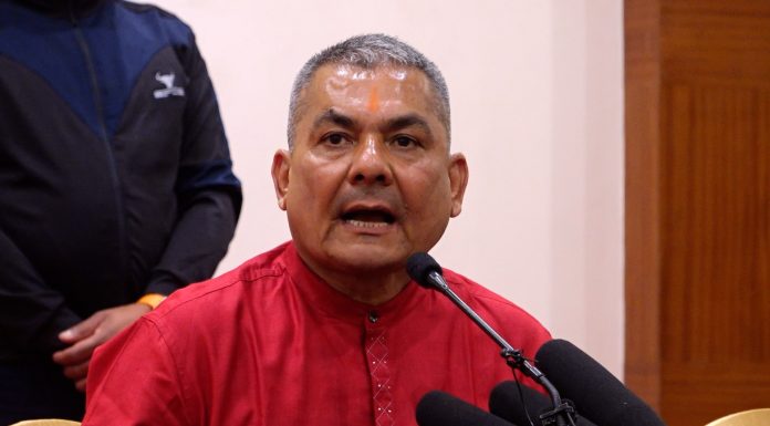 अरु कसैले देश बनाउने जिम्मा लिन्छ भने म देश छोड्न तयार छु : दुर्गा प्रसाईँ