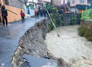 काठमाडौंको करखुसी खोला छेउमा पहिरो, सडक भासियो
