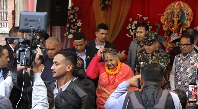 प्रधानमन्त्री कार्कीद्वारा कमलपोखरीमा छठीमाईको पूजा