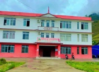 नगरपालिकामा लगाईएको ताला खोलियो, माग पूरा नगरे पुनः तालाबन्दी गर्ने चेतावनी