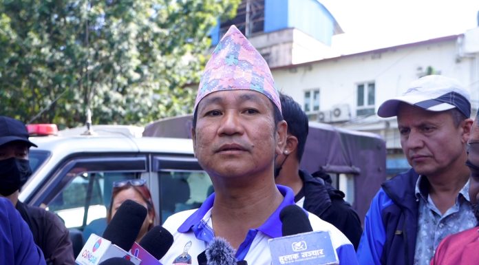 दल दर्ता गर्न आएका हर्क साङपाङ भन्छन् : श्रम गर्ने मान्छेलाई माटोसँग जोड्छु