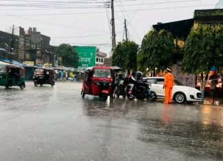 लगातार वर्षाले हेटौँडा अस्तव्यस्त, मुख्य बजार क्षेत्रमा पानी जम्यो