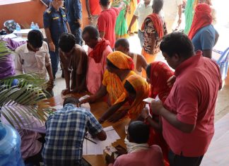 सर्लाहीको धनकौलमा बाढी प्रभावितलाई राहत वितरण