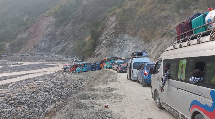 भारी वर्षाका कारण सिन्धुली र काभ्रेको सडकमा सवारी आवागमनमा रोक