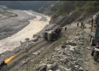 कान्तिलोकपथमा औषधि बोकेको ट्रक ब्रेकफेल भई दुर्घटना, सडक पूर्ण अवरुद्ध