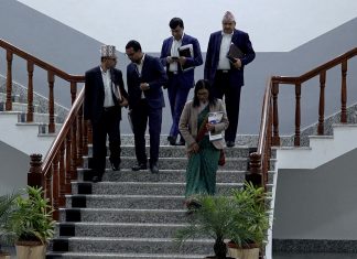 प्रधानमन्त्री र निर्वाचन आयोगका पदाधिकारीहरुबीच आसन्न निर्वाचनको विषयमा छलफल