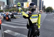 चीनले सञ्चालनमा ल्यायो एआईमा आधारित ट्राफिक प्रहरी रोबोट