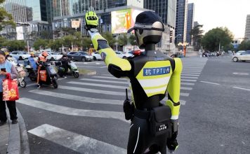 चीनले सञ्चालनमा ल्यायो एआईमा आधारित ट्राफिक प्रहरी रोबोट