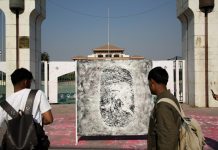 जेनजी आन्दोलनको स्मृतिमा बनेको पेन्टिङ संसद भवन अगाडि (फाेटाे)