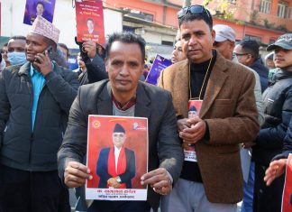 एमाले महाधिवेशन : आफ्नो पक्षमा भोट माग्दै नेताहरु (तस्विरहरु)