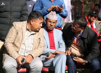 एमाले महाधिवेशनको मत परिणाम कुर्दै नेता–कार्यकर्ता (तस्विरहरु)