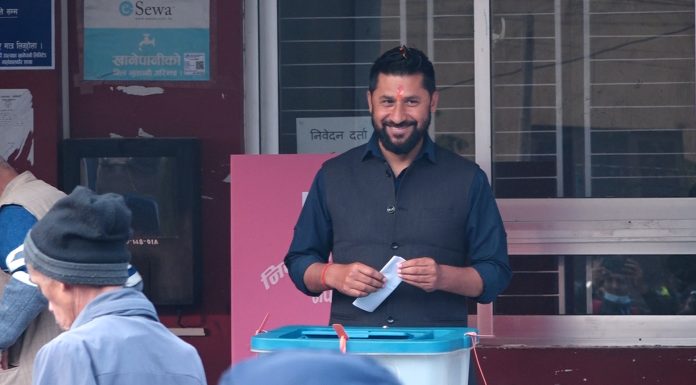 रास्वपा सभापति रवि लामिछानेद्वारा काठमाडौंमा मतदान