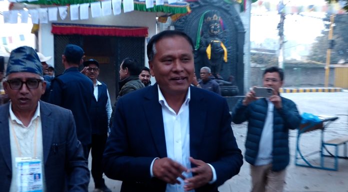पूर्वमन्त्री कुलमान घिसिङले महाँकालबाट गरे मतदान