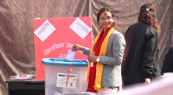 तोसिमा कार्कीले गरिन् मतदान, भनिन् ‘यो इतिहास रच्ने समय हो’
