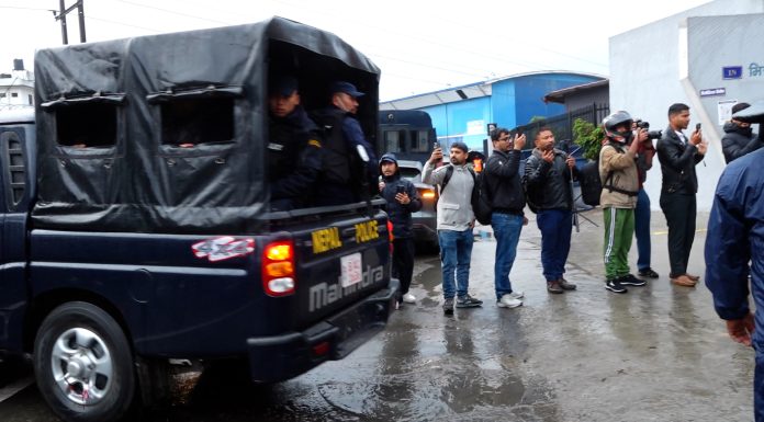 पक्राउ पछि केपी ओली जिल्ला प्रहरी परिसर काठमाडौंमा (तस्बिर)