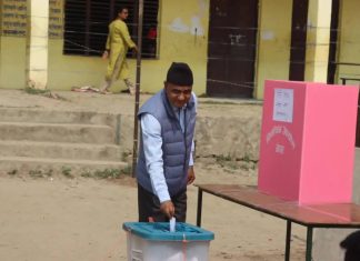 कर्णाली प्रदेशका मुख्यमन्त्री यामलाल कँडेलले गरे मतदान