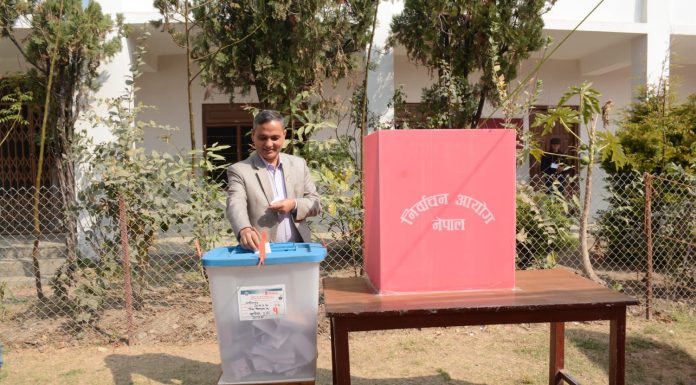 गृहमन्त्री अर्यालद्वारा मतदान
