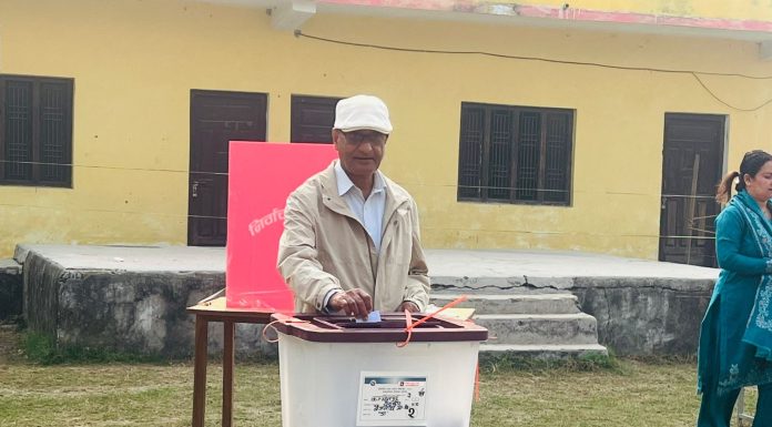 पूर्वगृहमन्त्री लेखकले गरे मतदान