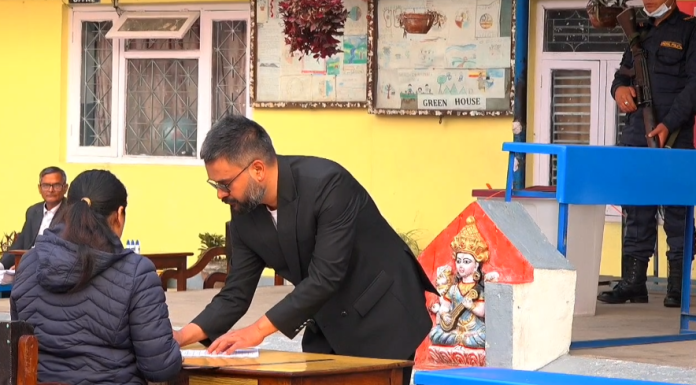 बालेन शाहले तीनकुनेको अन्नपूर्ण विद्यालय केन्द्रबाट गरे मतदान