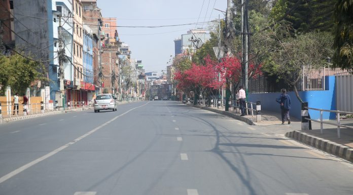 निर्वाचनको दिन : काठमाडौंको सडक सुनसान (फाेटाे)