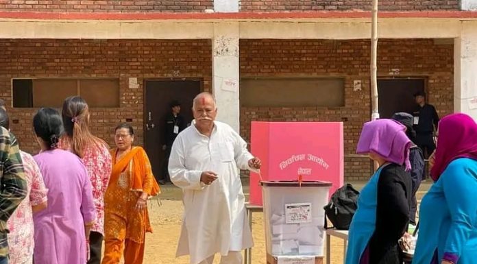 जनताले परिवर्तन र विकासका पक्षमा मतदान गरिरहेका छन् : दीपक बहादुर सिंह