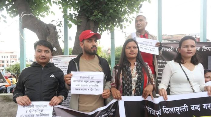 पुनर्निर्माणमा ढिलाइ भएको भन्दै जाजरकोटका भूकम्पपीडित सडकमा