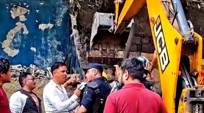 हेटौंडा–पथलैया खण्डको तीन नम्बर पुल नजिकको बस्तीमा डोजर चल्यो, ७० बढी होटल व्यवसायी विस्थापित