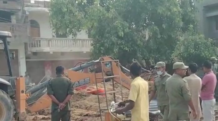 गौर नगरपालिकाद्वारा अवैध संरचनामाथि डोजर : सडक मिचेर बनाइएका टहरा भत्काइँदै