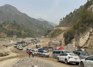 बीपी राजमार्ग निरन्तर जोखिममा, रोशी खोलामा पानी बढेपछि सवारी ‘होल्ड’