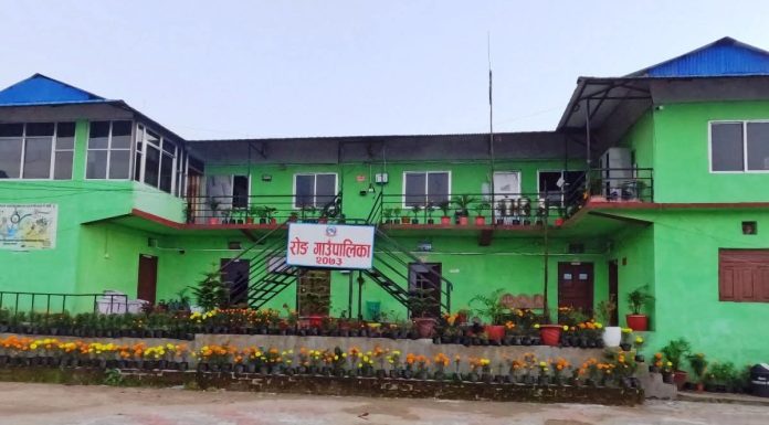 कार्यचाप र भौगोलिक चुनौतीका कारण रोङ गाउँपालिकामा आइतबार पनि सेवा प्रवाह