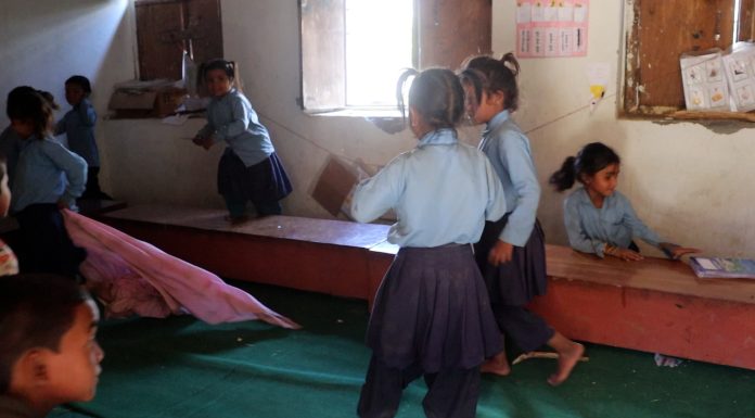 संयुक्त कक्षामा कोचिएर पढ्छन विद्यार्थी, शौच गर्न खेतबारीतिर दौडिन्छन्